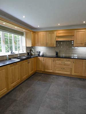 Wood fronts and glossy work tops